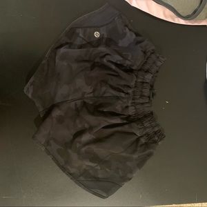 lululemon black camo 2.5 hotty hot shorts